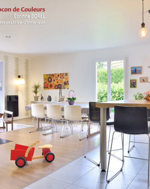 Rénovation d'une belle pièce de vie autour d'un poêle rotatif. La cuisine a été repensée pour plus de fonctionnalité. Un espace cocooning a été créé pour les enfants et les lectures en famille. Les tons doux créent une ambiance très chaleureuse.