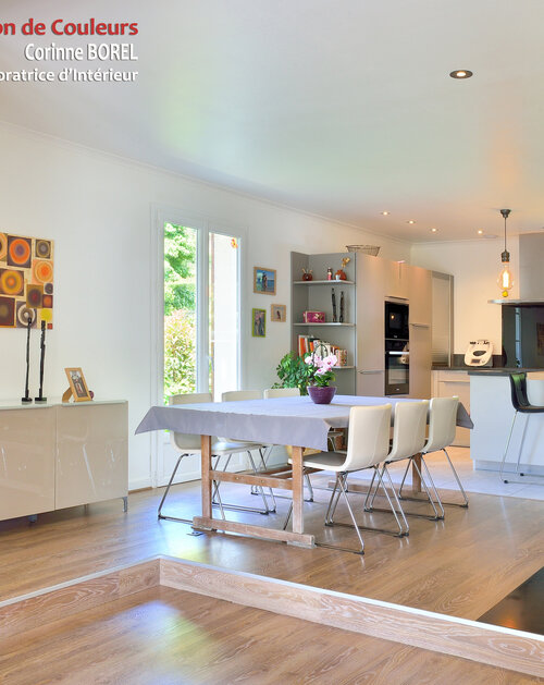 Rénovation d'une belle pièce de vie autour d'un poêle rotatif. La cuisine a été repensée pour plus de fonctionnalité. Un espace cocooning a été créé pour les enfants et les lectures en famille. Les tons doux créent une ambiance très chaleureuse.