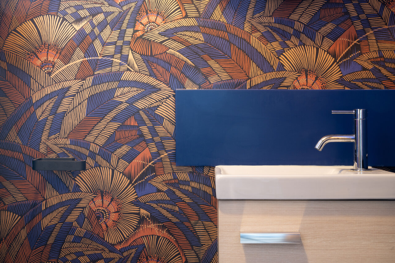 Rénovation des sanitaires avec un magnifique bleu-violet pour mettre en valeur un papier peint de type ethnique de Khroma. Les peintures Ressource sont exceptionnelles pour la profondeur du rendu.